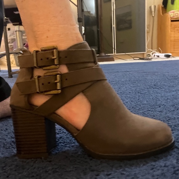 Soda Cambridge chunky heel boots.  Size 6 - Picture 1 of 9